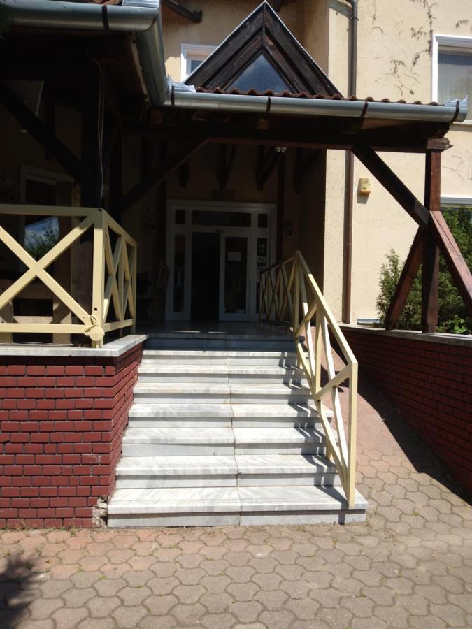 Francoise Szálló Balatonlelle Exterior foto
